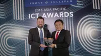 Dirut Telkomsel Ririek Adriansyah (kanan) dan Direktur Marketing Telkomsel Alistair Johnston (kiri) saat menerima penghargaan bergengsi sebagai Asia Pacific Mobile Service Provider of the Year di acara Frost & Sullivan Asia Pacific ICT Awards 2015