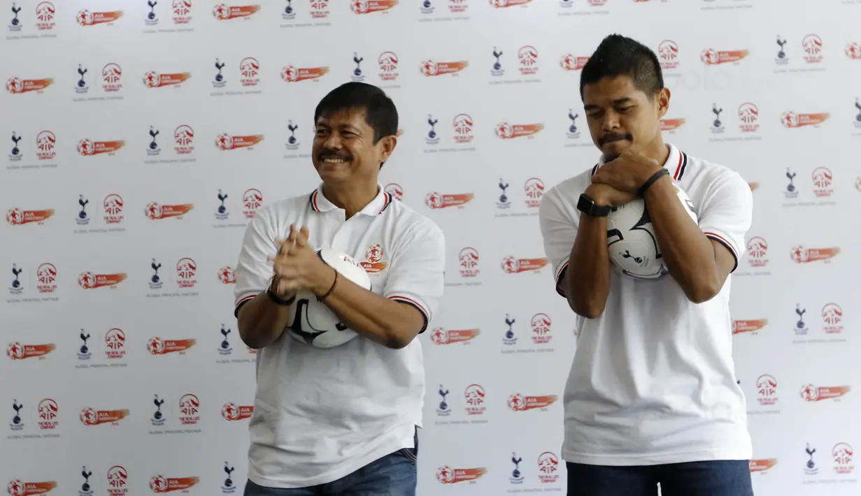 Indra Sjafri dan Bambang Pamungkas saat jumpa pers AIA Championship di Hotel Atlet Senayan, Jakarta, Selasa (9/1/2018). Pemenang AIA Championship berkesempatan bertanding di markas Tottenham Hotspur di London.  (Bola.com/M Iqbal Ichsan)
