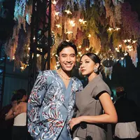 Lihat di sini beberapa potret inspirasi outfit kondangan dari pasutri Vidi Aldiano dan Sheila Dara.