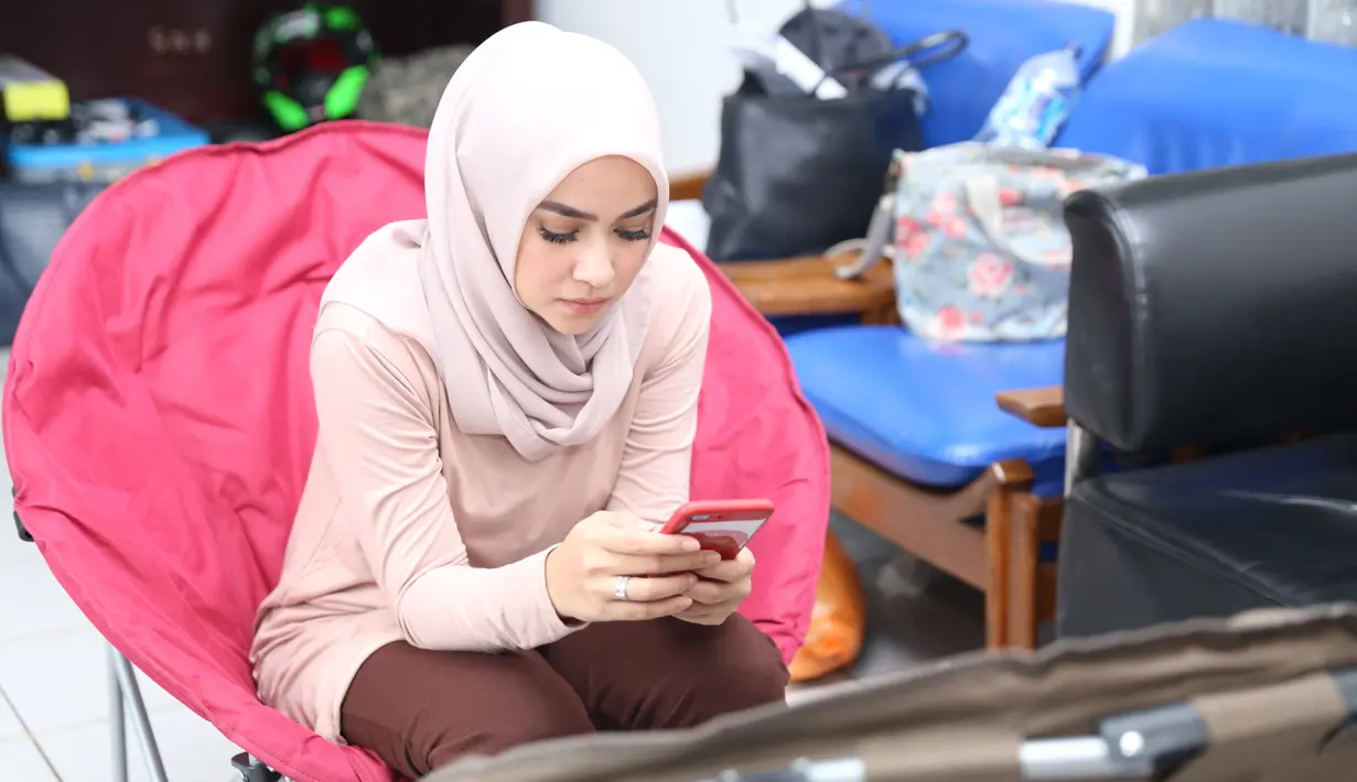 Syuting striping sinetron seperti yang dilakukan Aryani ini pastinya mengharuskan dirinya untuk berlama-lama di lokasi syuting, bahkan bisa sampai seharian. Tidak sekedar syuting, namun saat jeda banyak hal yang dilakukannya. (Nurwahyunan/Bintang.com)