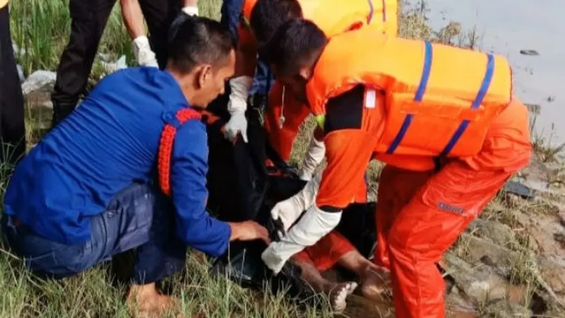 Petugas mengevakuasi jasad nenek yang ditemukan mengapung di Sungai Siak.