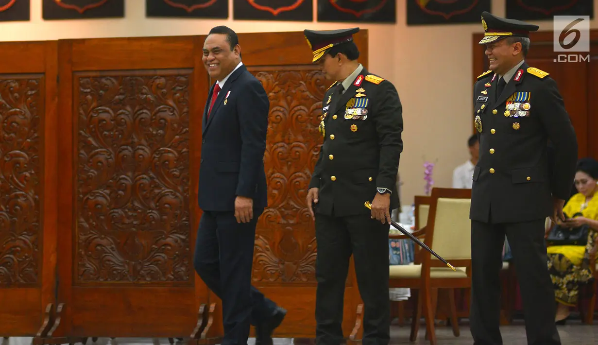 Komjen Pol Ari Dono Sukmanto, Inspektur Jenderal Polisi Arief Sulistyanto dan MenPAN-RB Komjen Pol Syafruddin pada acara Sertijab Wakapolri dan Kabareskrim di Mabes Polri, Jakarta, Jumat (17/8). (merdeka.com/Imam Buhori)
