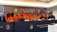 Polda Metro Jaya menangkap 11 orang pelaku judi online di Kelurahan Tanjung Burung, Teluknaga, Kabupaten Tangerang, Banten. (Liputan6.com/Ady Anugrahadi)