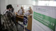 Pegawai melayani warga di Kantor BPJS Kesehatan Cabang Jakarta Selatan, Jumat (15/5/2020). Pemerintah akan menaikkan iuran BPJS Kesehatan pada 1 Juli 2020 dengan rincian kelas I naik menjadi Rp150.000, kelas II menjadi Rp100.000 dan kelas III menjadi 42.000. (Liputan6.com/Faizal Fanani)