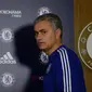 Jose Mourinho saat melakukan sesi konferensi pers di pusat latihan Chelsea, beberapa waktu lalu. Menurut gelandang Chelsea, Cesc Fabregas, sosok Mou akan cepat kembali ke Stamford Bridge. (Reuters/Tony O'Brien)