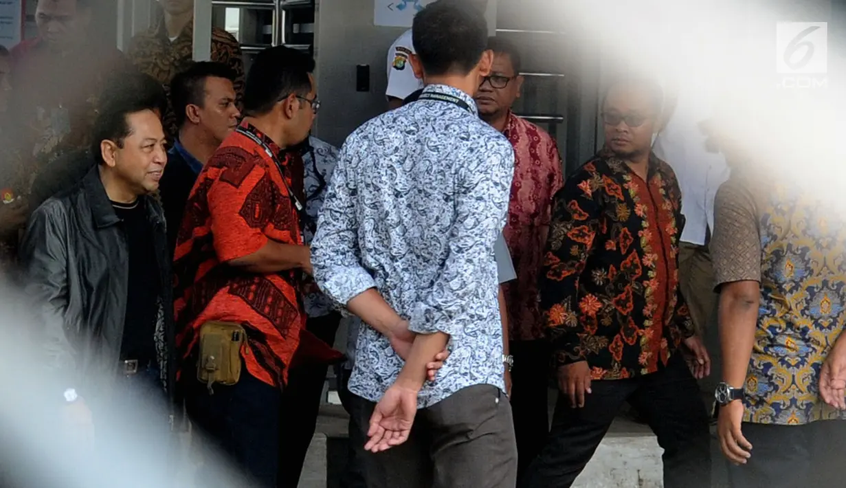 Terpidana kasus korupsi proyek E-KTP, Setya Novanto bersiap menuju Lapas Sukamiskin, Bandung, dari Rutan KPK, Jakarta, Jumat (4/5). Novanto dieksekusi ke Sukamiskin untuk menjalani 15 tahun kurungan pidana dikurangi masa tahanan. (Merdeka.com/Dwi Narwoko)