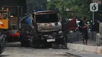 Kondisi mobil proyek yang hangus terbakar saat unjuk rasa menolak pengesahan Undang-Undang Cipta Kerja di kawasan Senen, Jakarta, Jumat (9/10/2020). Unjuk rasa tersebut berakhir ricuh dan mengakibatkan sejumlah fasilitas umum rusak. (Liputan6.com/Angga Yuniar)