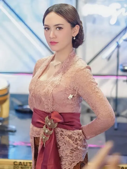 <p>Melengkapi penampilannya, Happy mengenakan anting-anting serta kalung berliontin minimalis yang cocok dengan model antingnya. [@happy_asmara77]</p>