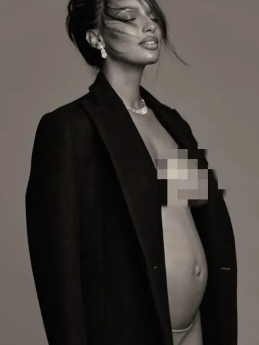 <p>Model Victoria's Secret ini memamerkan perut besarnya hanya mengenakan blazer hitam, anting silver pun menambah penampilan. (@jastookes)</p>