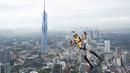 Seorang pelompat BASE terjun dari Menara Kuala Lumpur selama KL Tower International Jump Malaysia di Kuala Lumpur, Jumat (3/2/2023). Satu persatu peserta pemberani, ada juga yang sekaligus berdua, meloncat sambil membawa parasut masing-masing. (AP Photo/Vincent Thian)