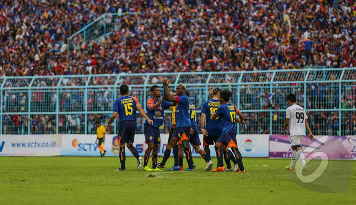 Pemain Arema Cronus melakukan selebrasi usai mencetak gol ke gawang Mitra Kukar di laga SCM Cup 2015,  Stadion Kanjuruhan, Malang, Minggu (18/1/2015). (Liputan6.com/Faizal Fanani)