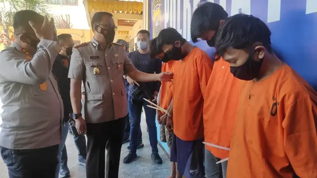 Plh Kapolresta Pekanbaru Kombes A Mamora berbincang dengan kelompok pemotor yang meganiaya warga di jalanan.