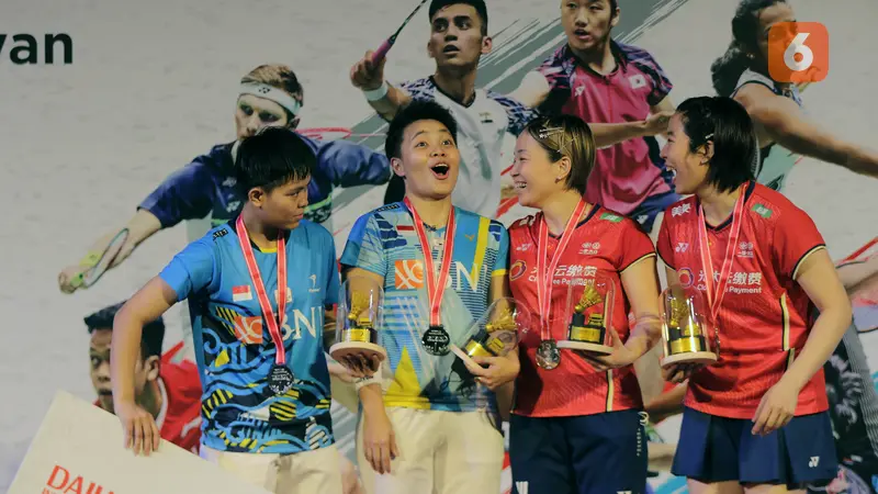 Foto: Senyuman Penyemangat Apriyani Gagal Tembus Tembok Cina, Harus Puas Menjadi Runner-up di Daihatsu Indonesia Masters 2022