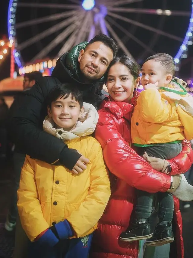 Adu Gaya Dua Bayi Sultan, Ameena dan Rayyanza saat Liburan Musim Dingin