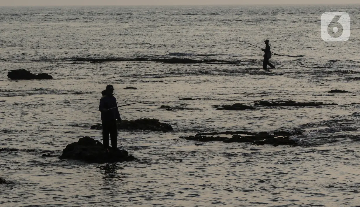 Sejumlah orang memancing di kawasan Pantai Anyer, Banten, Sabtu (5/9/2020). Pantai Anyer yang menjadi objek wisata favorit warga Jawa Barat serta Jakarta dan sekitarnya kini tampak sepi akibat pandemi COVID-19. (Liputan6.com/Johan Tallo)
