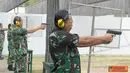 Citizen6, Surabaya: Pejabat teras di lingkungan Kobangdikal melaksanakan latihan menembak di lapangan tembak Jala Krida Braja, Kesatrian Bumimoro Kobangdikal, Kamis (18/10). (Pengirim: Penkobangdikal)