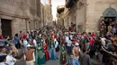 Sejumlah peserta mengenakan pakaian tradisional saat mengikuti International Drums and Traditional Arts Festival di jalan El-Moez, Kairo, Mesir (21/4). Festival ini diikuti oleh 23 negara, dengan tema"Drums Dialogue for Peace". (AP Photo/Amr Nabil)
