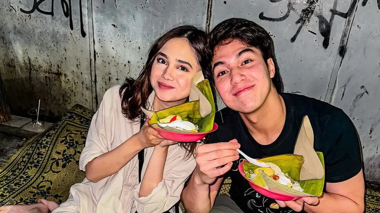 Syifa Hadju saat Makan Nasi Kucing Lesehan Bersama El Rumi