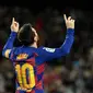 Gelandang Barcelona, Lionel Messi, merayakan gol yang dicetaknya ke gawang Granada pada laga La Liga di Stadion Camp Nou, Barcelona, Minggu (19/1). Barcelona menang 1-0 atas Granada. (AFP/Lluis Gene)