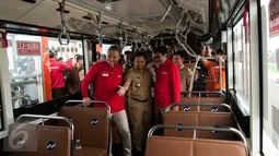 Walikota Tangerang Arief Rachadiono Wismansyah bersama Plt Gubernur DKI Jakarta Djarot Saiful Hidayat saat meninjau ujicoba Koridor 13 Transjakarta di Jakarta, Senin (15/5). (Liputan6.com/Gempur M. Surya)