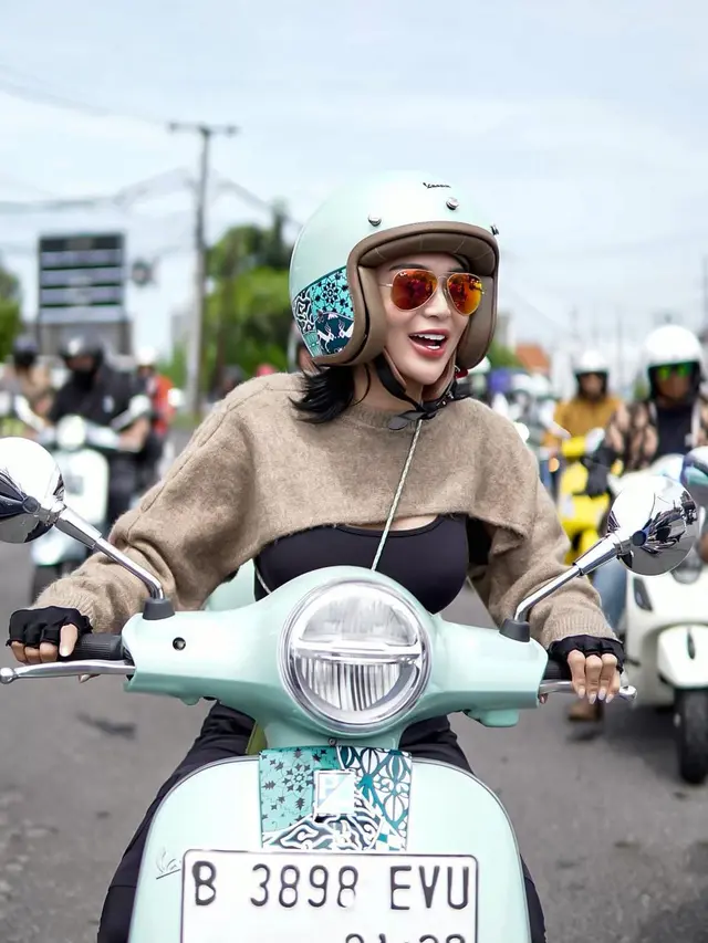 Wika Salim saat riding Vespa di Bali (Instagram/wikasalim)
