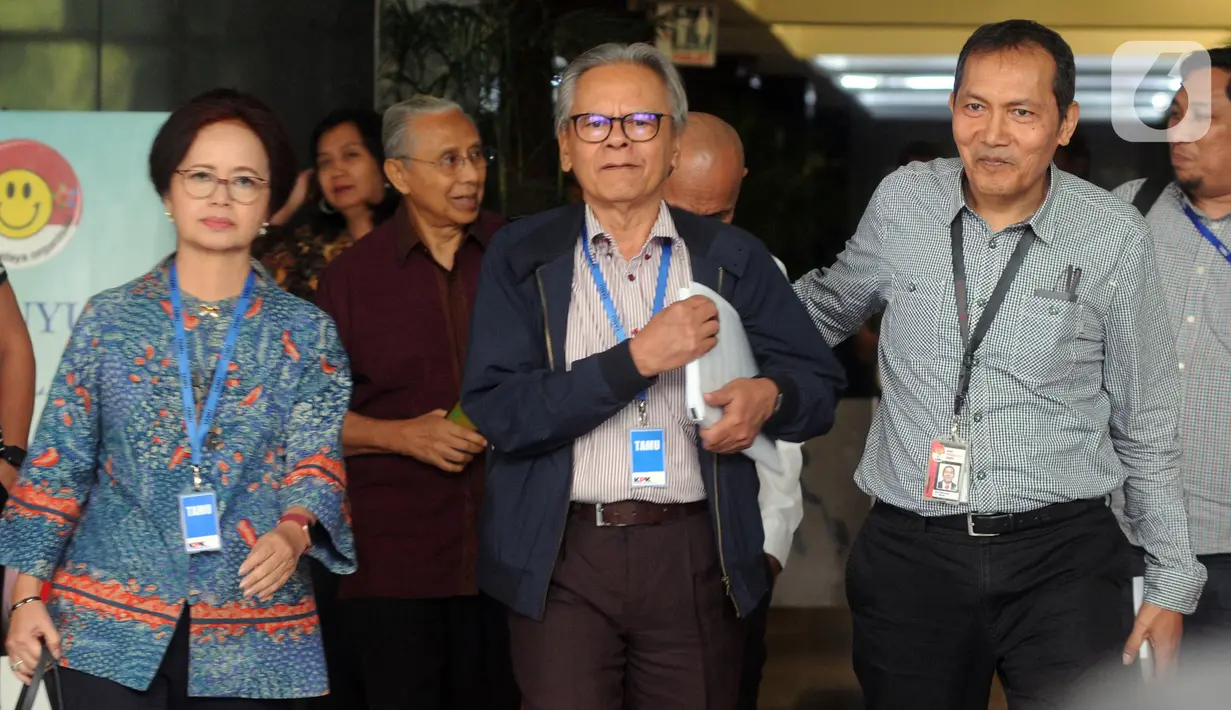 Wakil Ketua KPK Saut Situmorang (kanan) bersama mantan Wakil Ketua KPK, Erry Riyana Hardjapamekas (tengah) dan mantan panitia seleksi KPK jilid IV, Betti Alisjahban memberikan keterangan usai menyambangi gedung Merah Putih KPK, Jakarta, Jumat (15/11/2019). (merdeka.com/Dwi Narwoko)