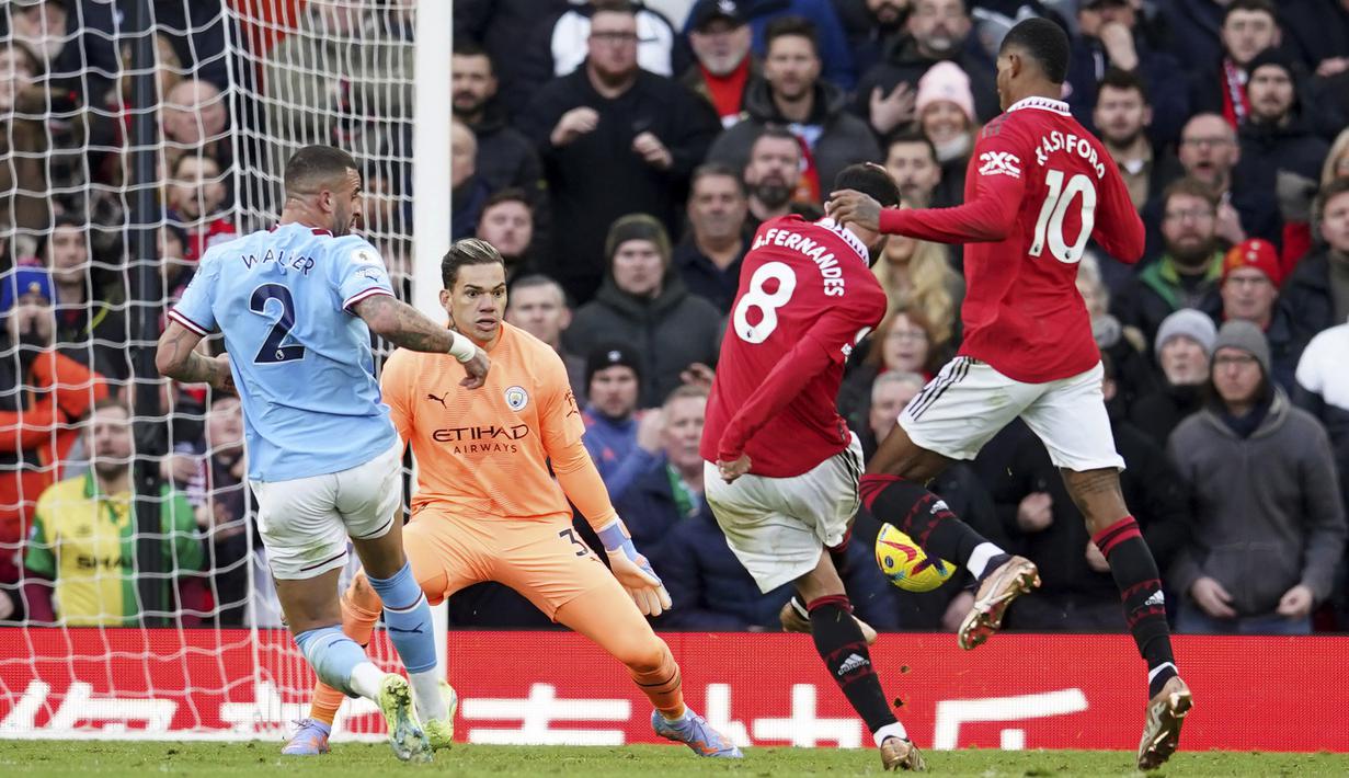 Pemain Manchester United, Bruno Fernandes (dua kanan) menendang bola yang membuahkan gol ke gawang Manchester City yang dijaga oleh Ederson dalam pertandingan lanjutan Liga Inggris 2022/2023. (AP Photo/Dave Thompson)