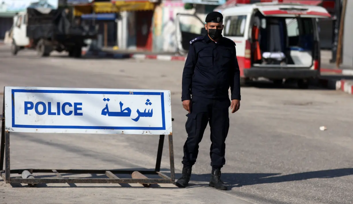 Seorang polisi berjaga saat lockdown di Kota Khan Younis, Jalur Gaza, Palestina, 19 Desember 2020. Lockdown penuh dan jam malam diberlakukan di Tepi Barat dan Jalur Gaza untuk mengendalikan meningkatnya jumlah infeksi dan kematian akibat COVID-19. (Xinhua/Yasser Qudih)