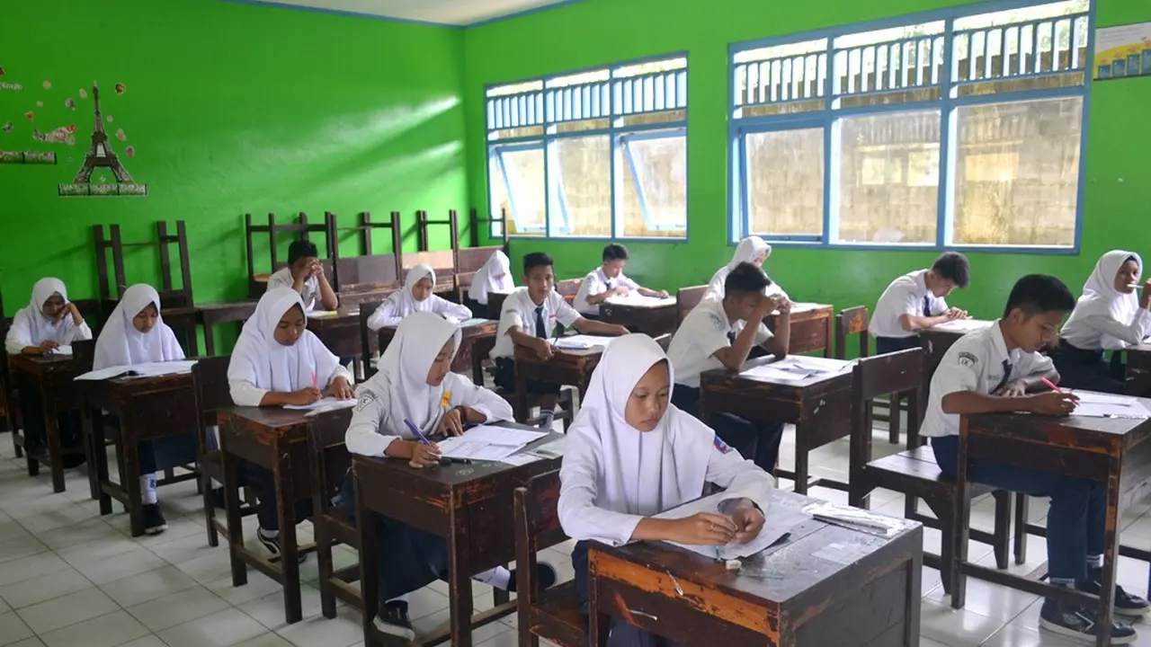 Siswa SMP menggarap USBN. (Foto: Liputan6.com/Muhamad Ridlo)