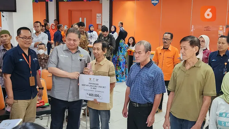 Menko Perekonomian Airlangga Hartanto menyalurkan BLT ke masyarakat