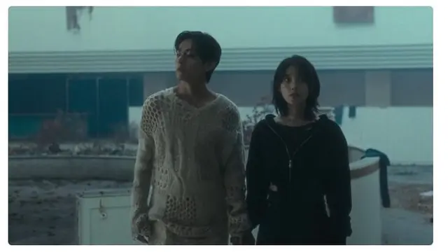 10 Potret IU dan V BTS Adu Akting di MV Love Wins All, Sukses Bikin Haru