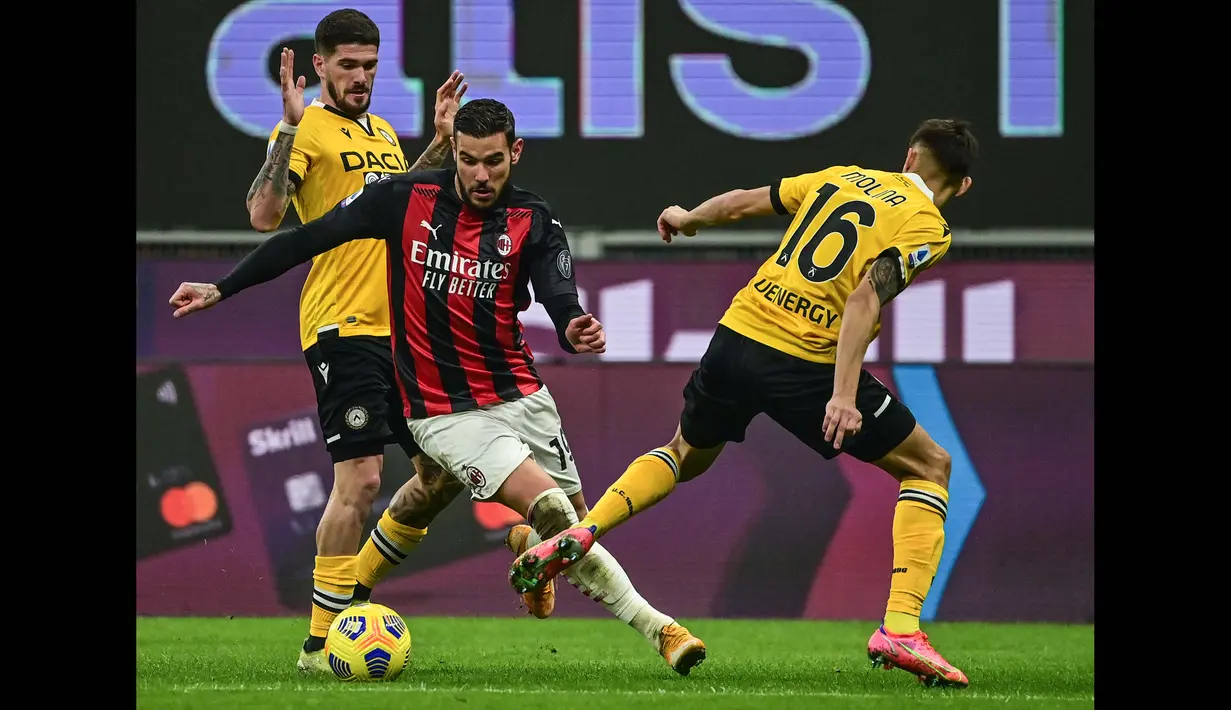 Bek berusia 23 tahun milik AC Milan, Theo Hernandez (tengah) merupakan pemain dengan ketarampilan menonjol dalam dua tahun terakhir di Serie A. Theo memiliki kemampuan menguasai bola dan umpan yang bagus dengan statistik 66 kali tampil, 13 gol, dan 11 assist. (Foto: AFP/Miguel Medina)