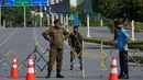 Sejumlah petugas keamanan dilaporkan siaga di sejumlah titik penting, termasuk hotel tempat delegasi menginap. Tampak dalam foto, petugas polisi berjaga di pos pemeriksaan yang dibarikade menjelang putaran kedua negosiasi antara Amerika Serikat dan Iran, di Islamabad, Pakistan, Selasa 21 April 2026. (AP Photo/Anjum Naveed)