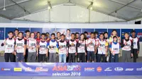 Sebanyak 17 pebalap yang lolos seleksi Asia Talent Cup 2017 plus tujuh rider cadangan berpose di Sirkuit Internasional Sepang, Malaysia, Rabu (26/10/2016). (Asia Talent Cup)