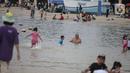 Pengujung berwisata di Pantai Ancol, Jakarta, Rabu (28/12/2022). Isu cuaca yang kurang bersahabat pada hari ini, tidak menyurutkan keinginan warga menghabiskan libur untuk berwisata di kawasan wisata Ancol. (Liputan6.com/Faizal Fanani)