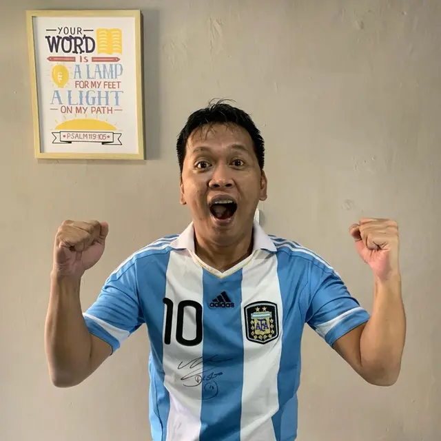 Jersey Timnas Argentina koleksi pribadi bertanda tangan Diego Maradona. (Bola.com/Dok. Pribadi)