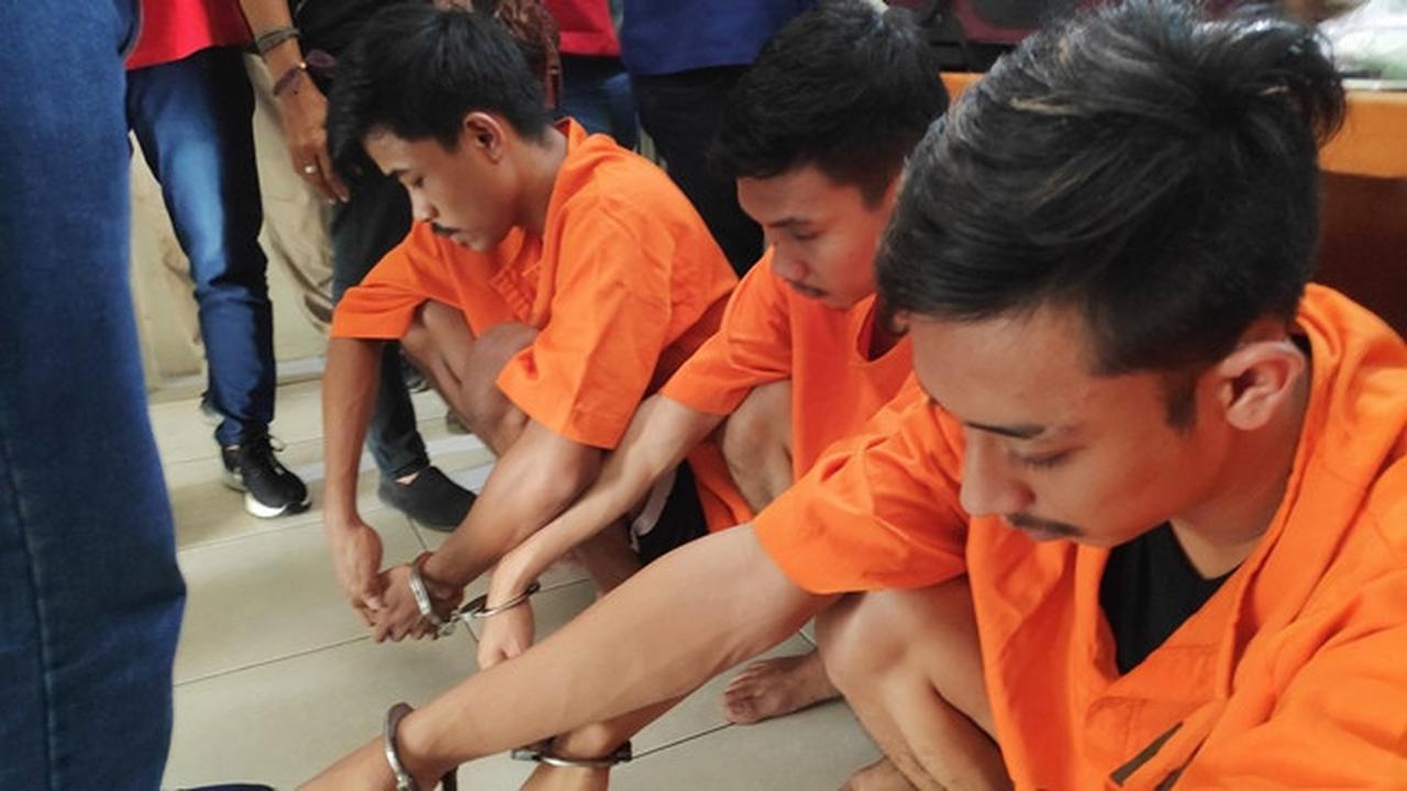 Tiga tersangka peredaran sabu jenis ekstasi dan sabu yang ditangkap Polsek Sukajadi, Pekanbaru.