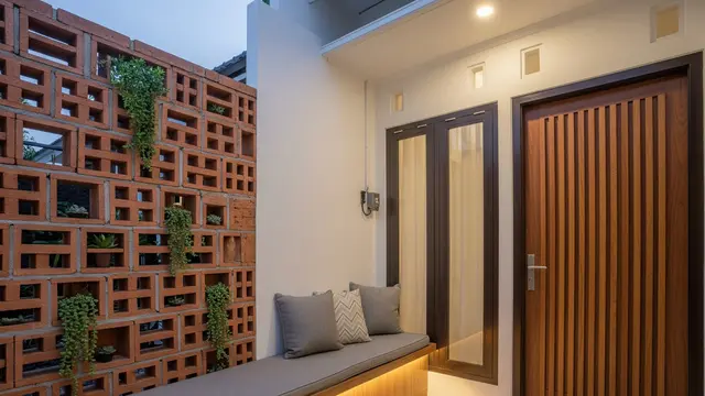 Teras Entryway Multifungsi dengan Pagar Sekat Roster