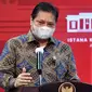 Menteri Koordinator Bidang Perekonomian Airlangga Hartarto memberi keterangan pers usai Rapat Terbatas Penanganan Pandemi COVID-19, Senin (24/5/2021) di Istana Kepresidenan Jakarta. (Humas Sekretariat Kabinet/Rahmat)