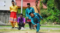 Adu tangkas gasing pemuda Riau. Foto (M. Syukur/Liputan6.com)