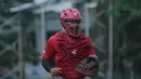 Dua pemain Singapura berebut bola saat melawan Indonesia pada laga Asian Softball Championship di Senayan, Jakarta,Selasa (25/4/2018). Indonesia menang atas Singapura 8-2. (Bola.com/Nick Hanoatubun)