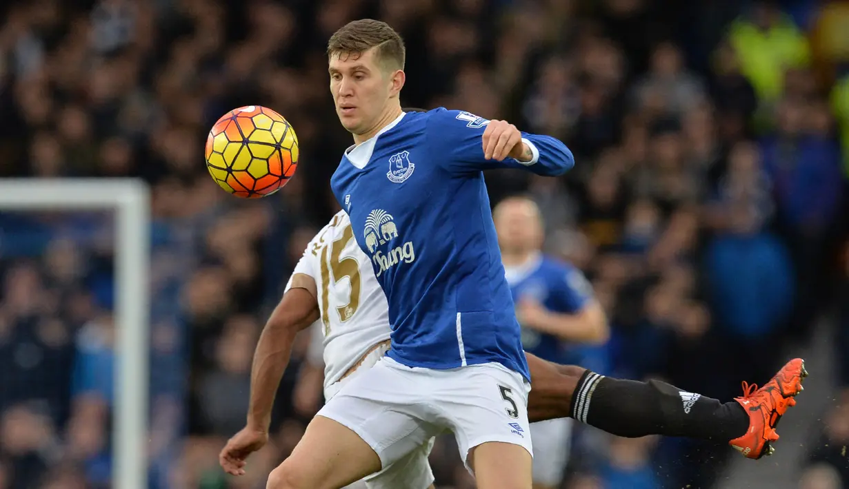 John Stones. Bek tengah Inggris berusia 28 tahun yang telah 6 musim memperkuat Manchester City ini didatangkan dari Everton pada awal musim 2016/2017. Ia total tampil dalam 95 laga di semua ajang bersama Everton dengan torehan 1 assist. The Toffees melepasnya dengan nilai transfer 55,6 juta euro atau kini setara Rp842,1 miliar. (AFP/Paul Ellis)