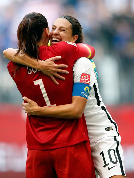  Gelandang AS, Carli Lloyd melakukan selebrasi dengan kiper Hope Solo usai mencetak gol ketiganya di final Piala Dunia wanita di BC Place, Vancouver, Kanada, Senin (6/7/2015). Amerika mengalahkan Jepang dengan skor 5-2. (Reuters/Michael Chow)