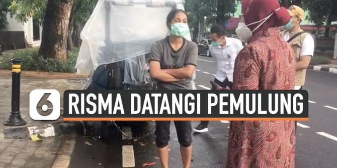 VIDEO: Mensos Risma Bertemu Pemulung di Pinggir Jalan, Ngobrol Apa?