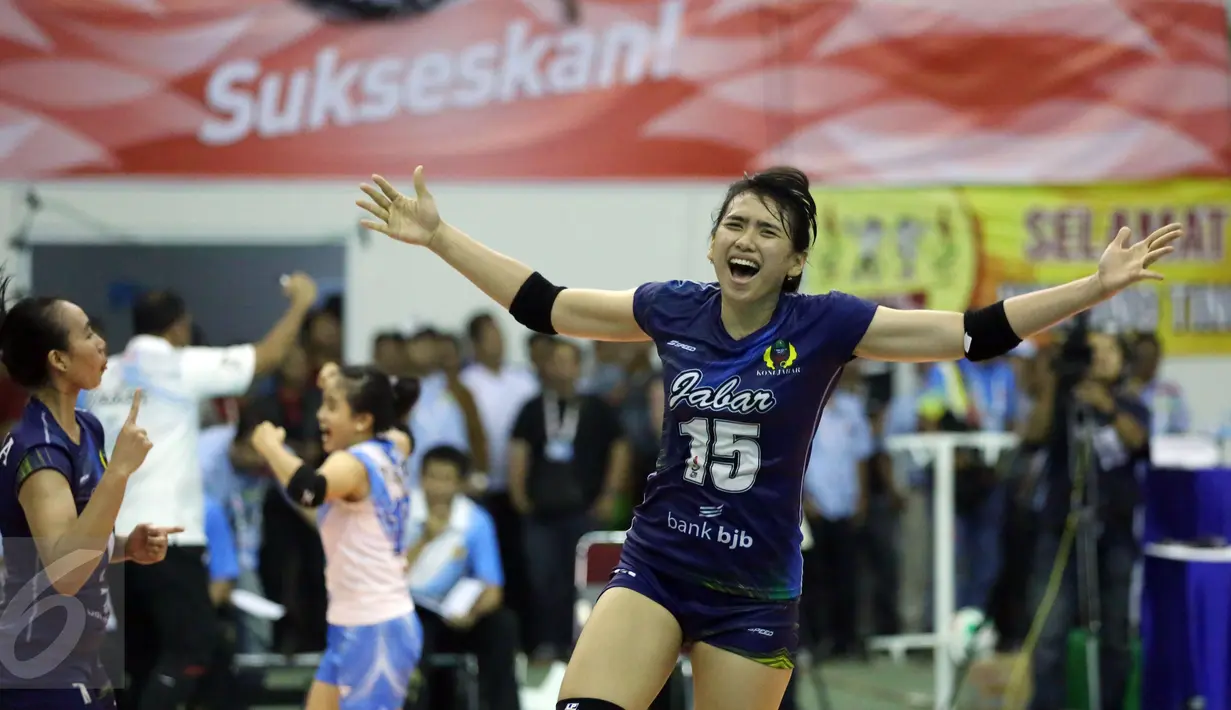 Pevoli Jawa Barat, Yolla Yuliana bersorak saat meraih poin pada laga final PON XIX melawan Jawa Timur di Gelora Sabilulungan Si Jalak Harupat, Kab Bandung, Rabu (28/9). Jawa Barat unggul tiga set 25-16, 25-17, 25-21. (Liputan6.com/Helmi Fithriansyah)