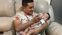 Bibi Ardiansyah Pakai Daster Vanessa Angel Saat Beri Susu untuk Bayinya