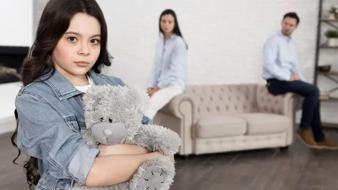 Parallel parenting adalah metode yang memisahkan kehidupan sehari-hari anak dari interaksi orang tua yang terlibat dalam perceraian.