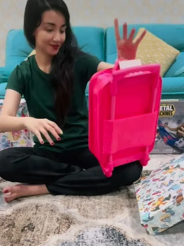 Tsania Marwa buka kado hadiah untuk anak-anaknya (Instagram/tsaniamarwa54)