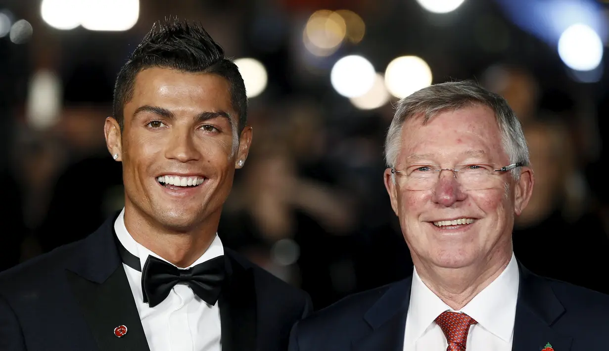 Penyerang Real Madrid, Cristiano Ronaldo bersama Sir Alex Ferguson tersenyum saat difoto dalam pemutaran film perdana 'Ronaldo' di Leicester Square, London, Inggris (9/11). (Reuters/Stefan Wermuth)