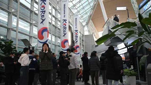 Pesawat Jeju Air Kecelakaan, Keluarga dan Kerabat Penumpang Penuhi Bandara Muan Korea Selatan